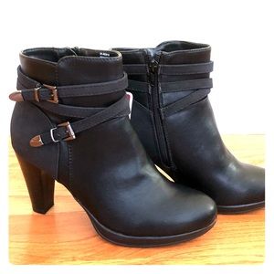 NEW - Rialto Pasadena ankle boots